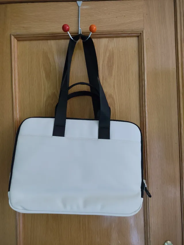 Maletín Parfois blanco y detalles en negro