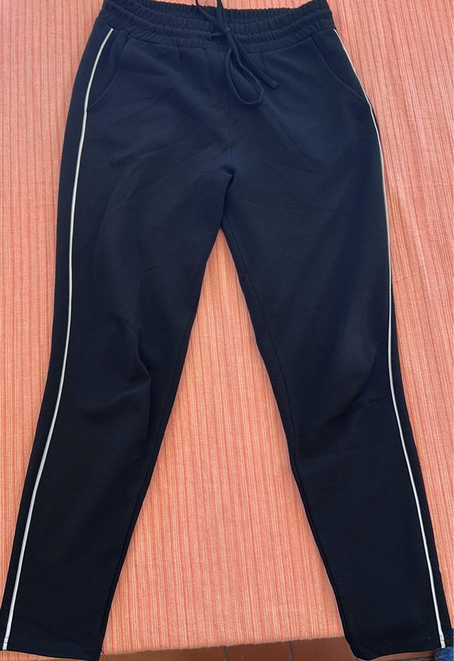 Pantalón de chándal negro con raya lateral blanca 