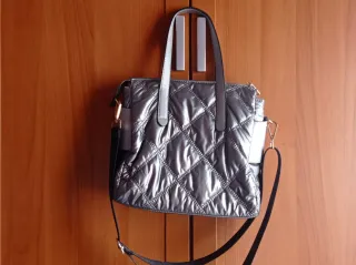 Bolso plateado acolchado