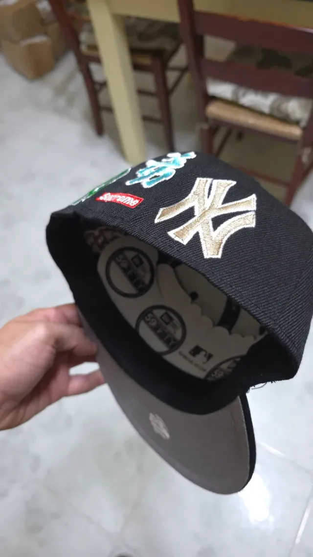 Cappello New Era x supreme Nero e Oro