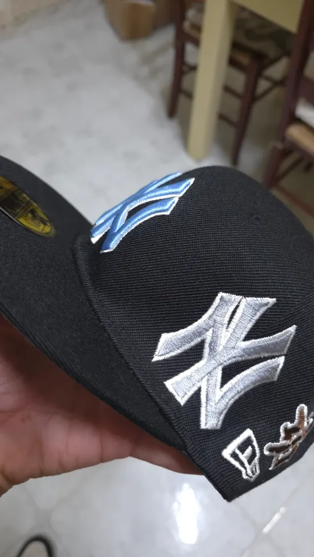 Cappello New Era x supreme Nero e Oro