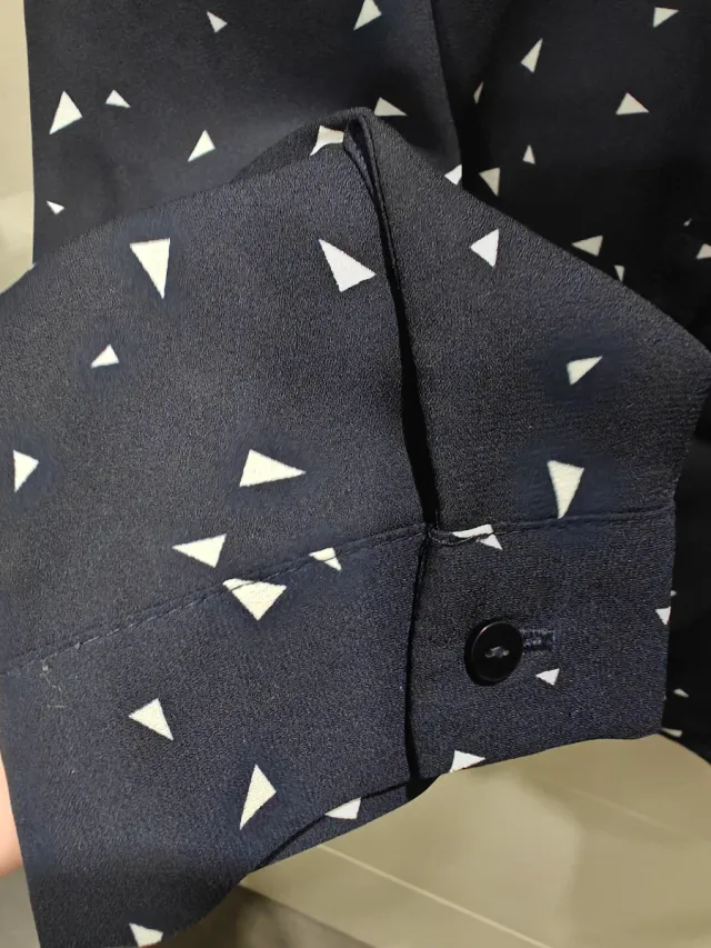 Camisa Primark azul marino con triángulos