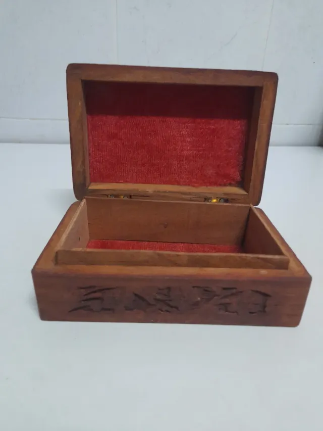 Caja de madera vintage tallada