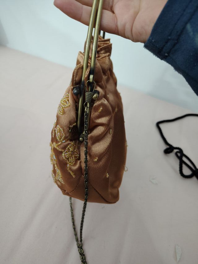 Borsa a mano in raso e Massimo Dutti in offerta