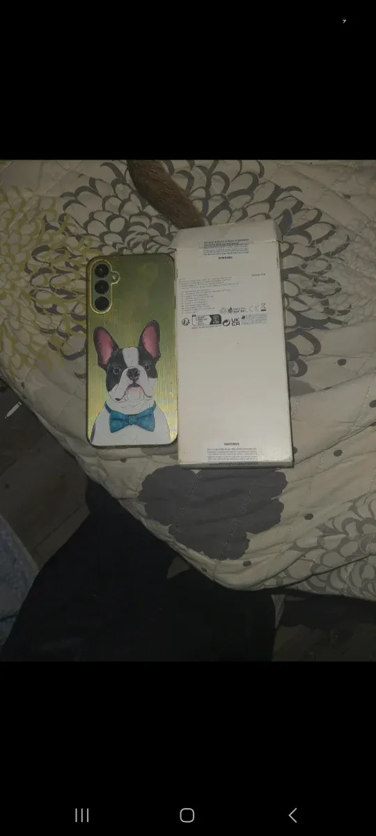 Samsung A14 Verde con funda de perro
