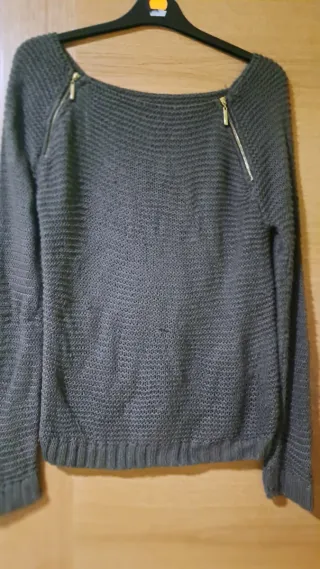 Jersey marron con cremalleras doradas