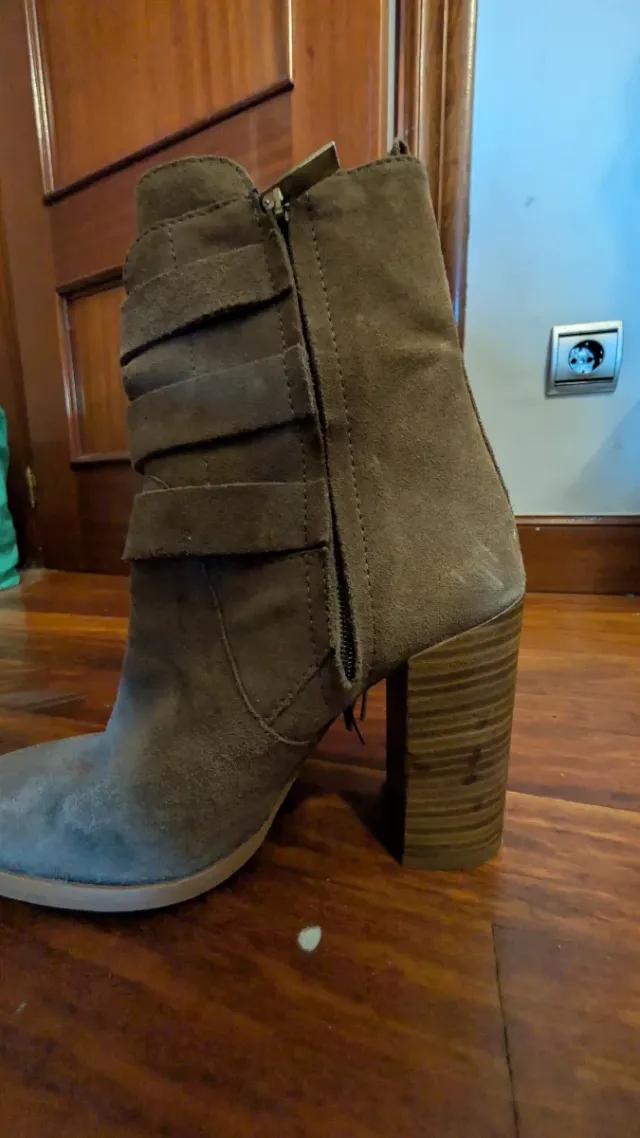 Botas de gamuza con flecos + Playeras beis