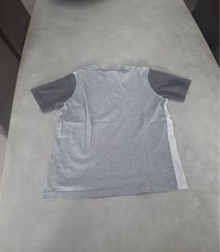 Camiseta Nike gris y blanca