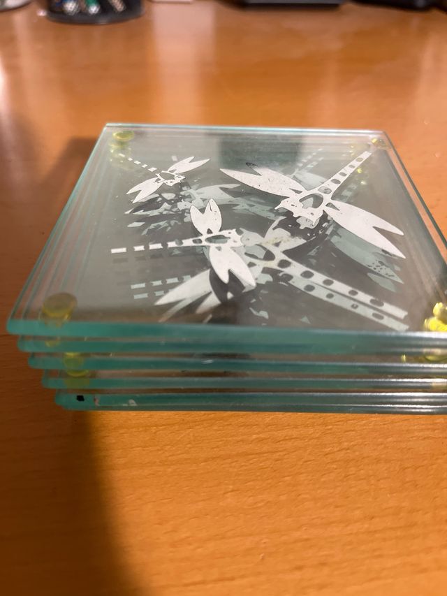 Posavasos de cristal con libélulas