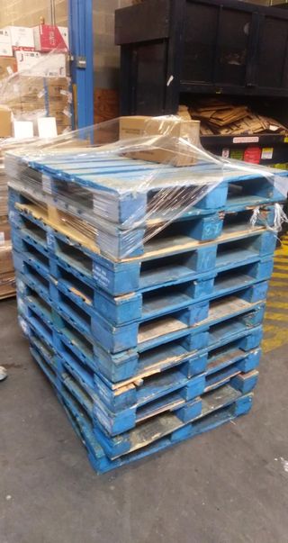 Palets de madera azules 