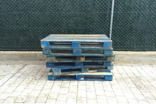 Palets de madera azules 
