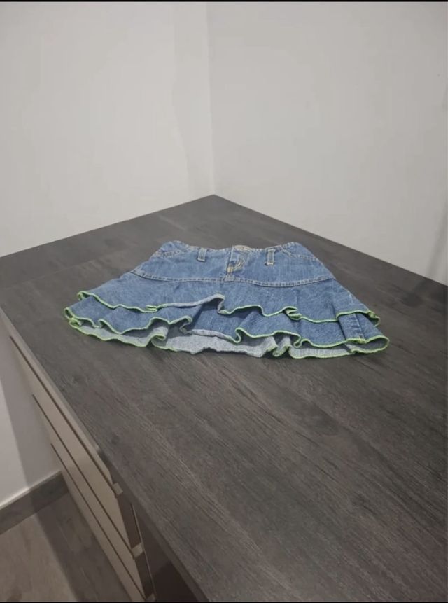 Falda vaquera con volantes y ribete verde