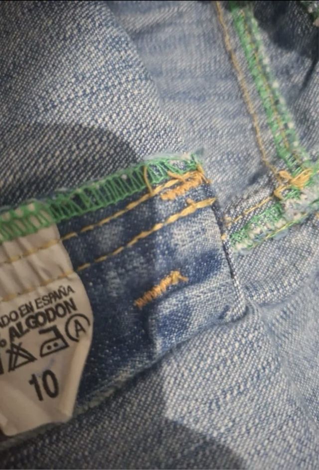 Falda vaquera con volantes y ribete verde