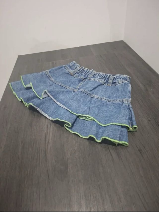 Falda vaquera con volantes y ribete verde