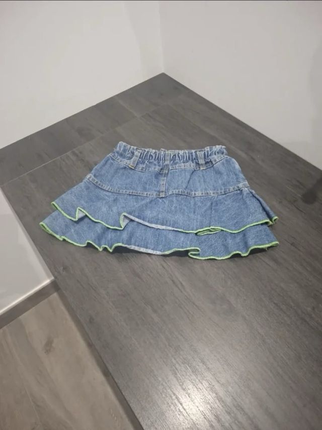 Falda vaquera con volantes y ribete verde