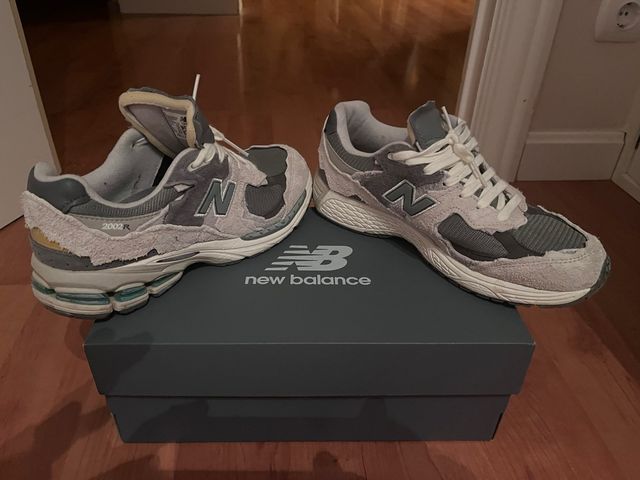 Zapatillas New Balance 2002R grises