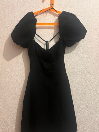 Vestido negro con volantes y cartera