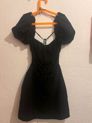 Vestido negro con volantes y cartera