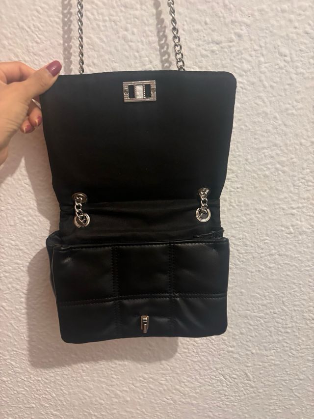 Vestido negro con volantes y cartera