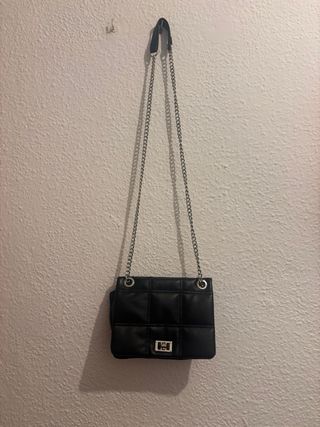 Vestido negro con volantes y cartera