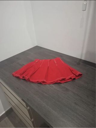 Falda roja plisada