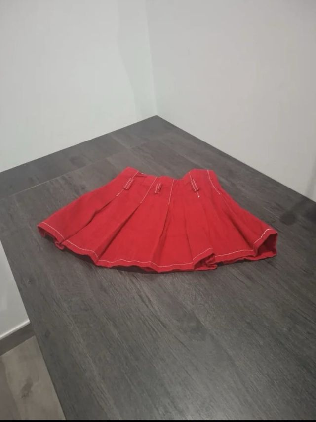 Falda roja plisada