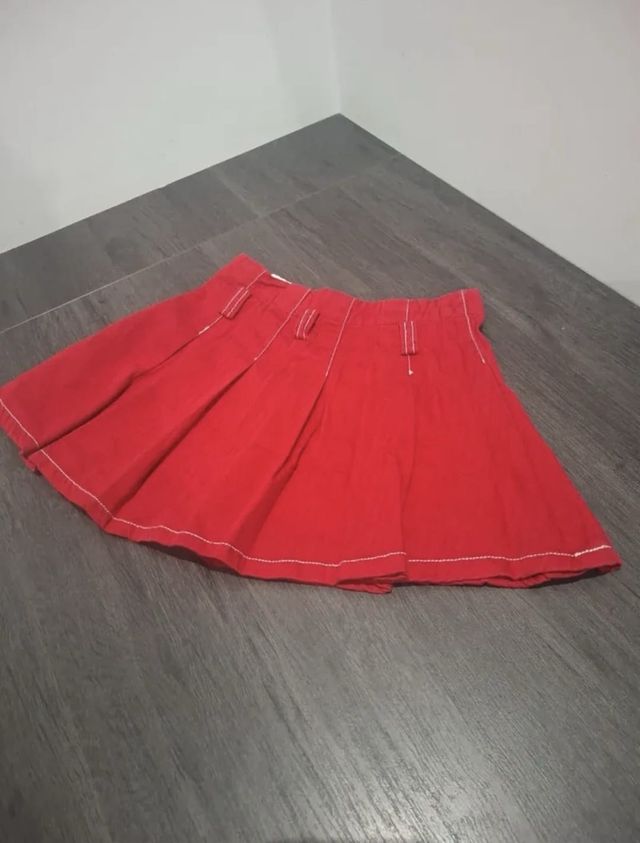 Falda roja plisada
