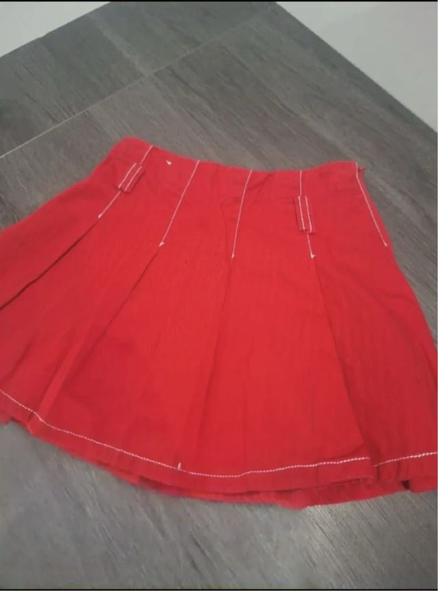 Falda roja plisada
