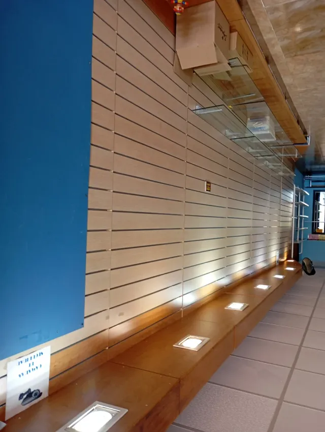 Vetrina in legno con luce e cerniere