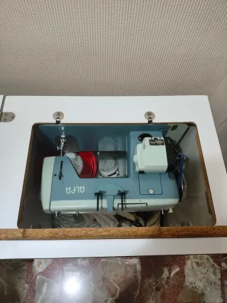 Máquina de coser Alfa, modelo Alfamatic 109