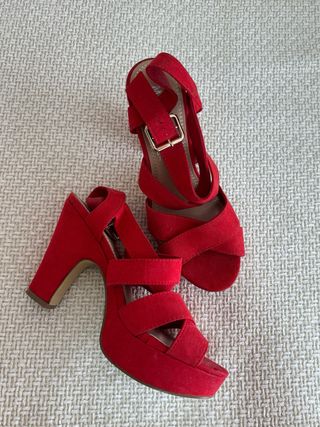 Zapatos de tacón rojos
