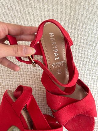 Zapatos de tacón rojos