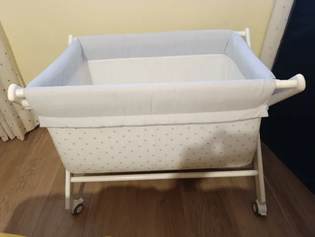 Cuna de bebé con ruedas