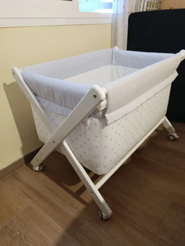 Cuna de bebé con ruedas