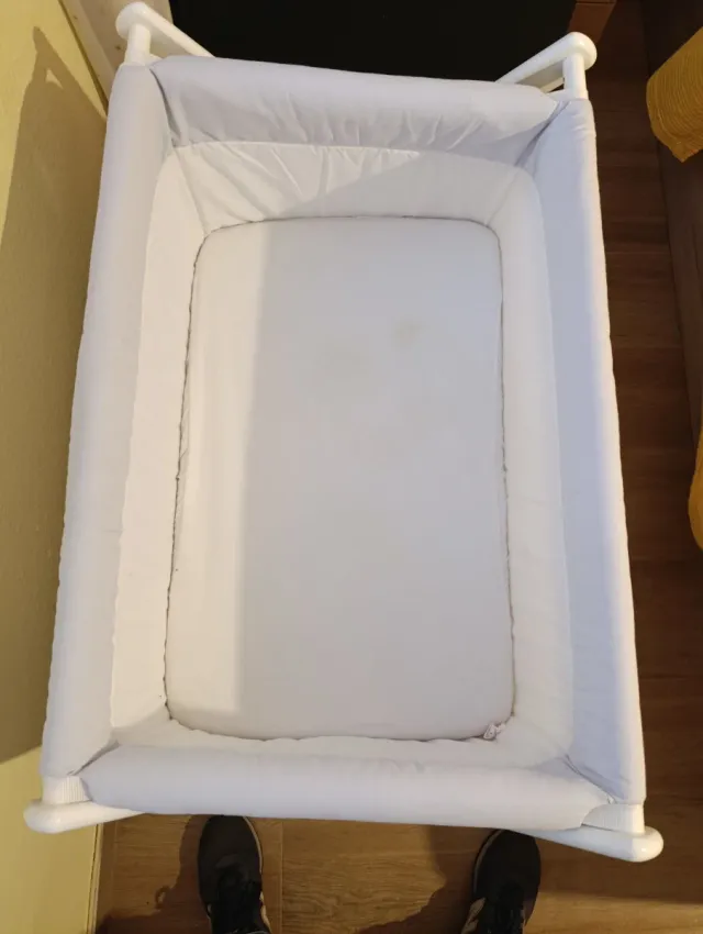 Cuna de bebé con ruedas