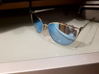 Gafas de sol plateadas y azules de espejos