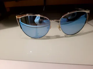 Gafas de sol plateadas y azules de espejos