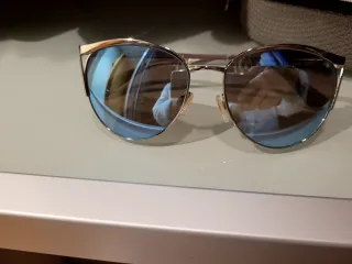 Gafas de sol plateadas y azules de espejos