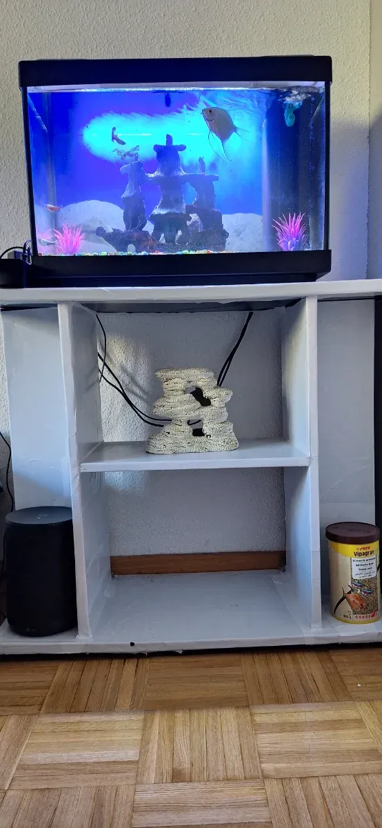Acuario con mueble y accesorios y peces