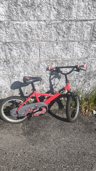 Bicicleta infantil roja
