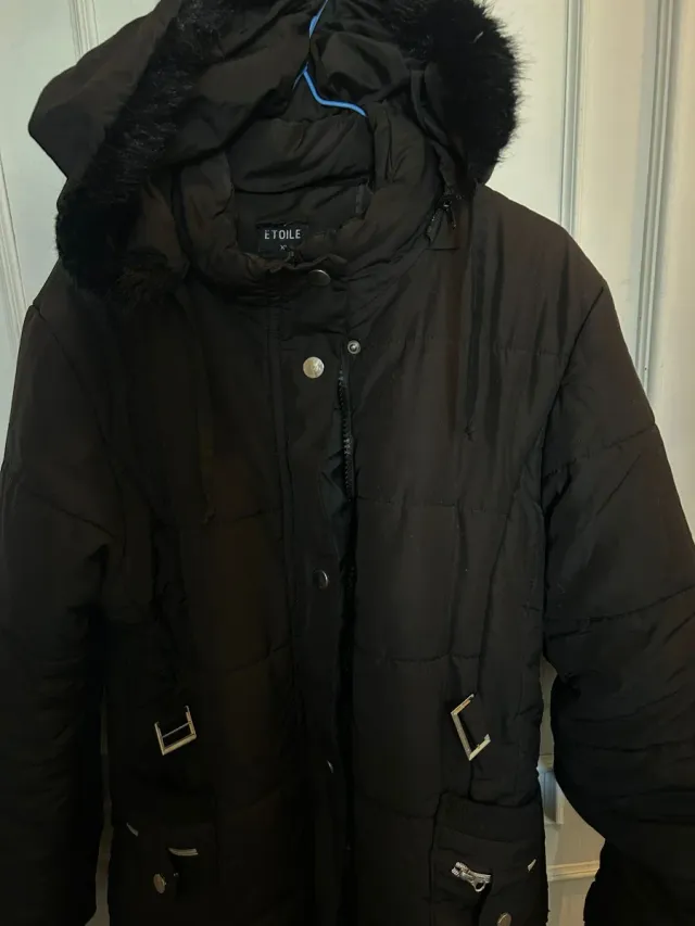 Chaqueta impermeable negra