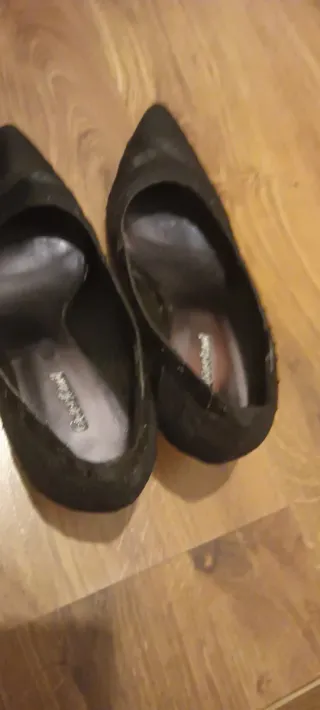 Zapatos de tacón negros tipo encaje y brillos
