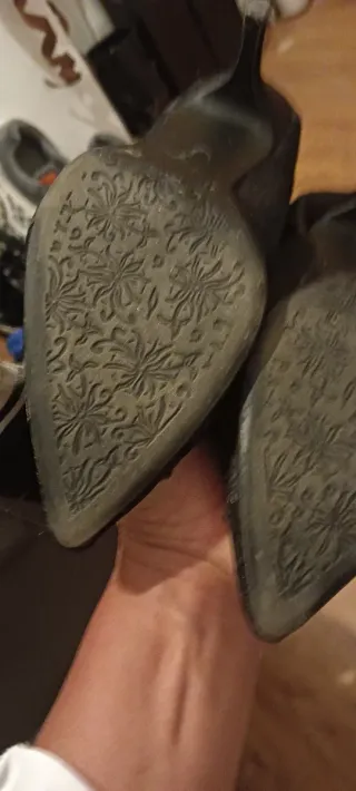 Zapatos de tacón negros tipo encaje y brillos