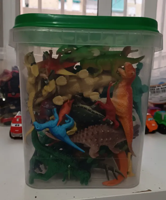 Bote con 50 dinosaurios