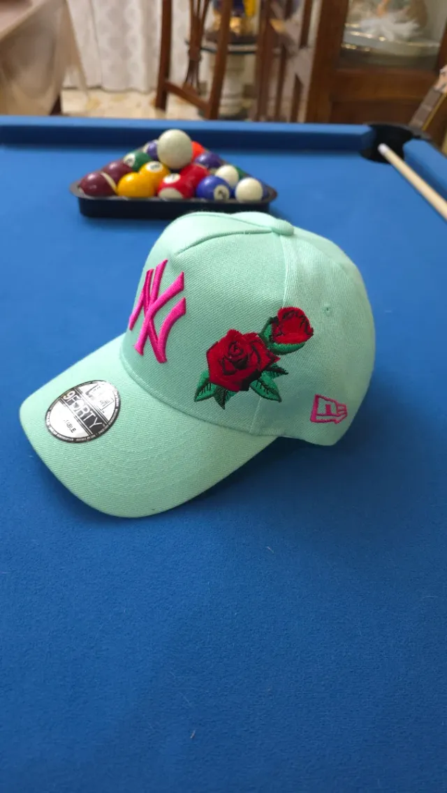 Berretto New Era verde e rosa con rose