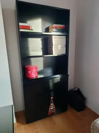 Tavolo grande in vetro con cassettoni e scaffali