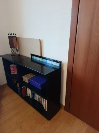 Tavolo grande in vetro con cassettoni e scaffali