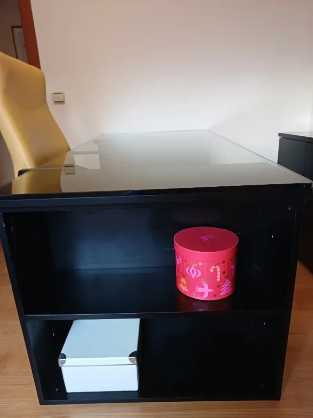 Tavolo grande in vetro con cassettoni e scaffali