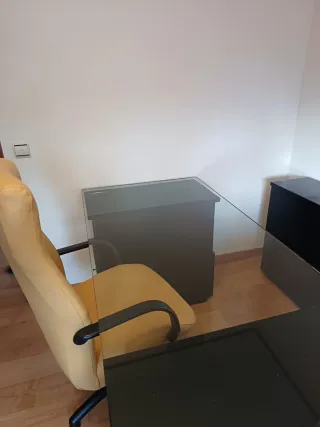 Tavolo grande in vetro con cassettoni e scaffali