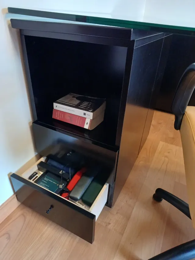 Tavolo grande in vetro con cassettoni e scaffali